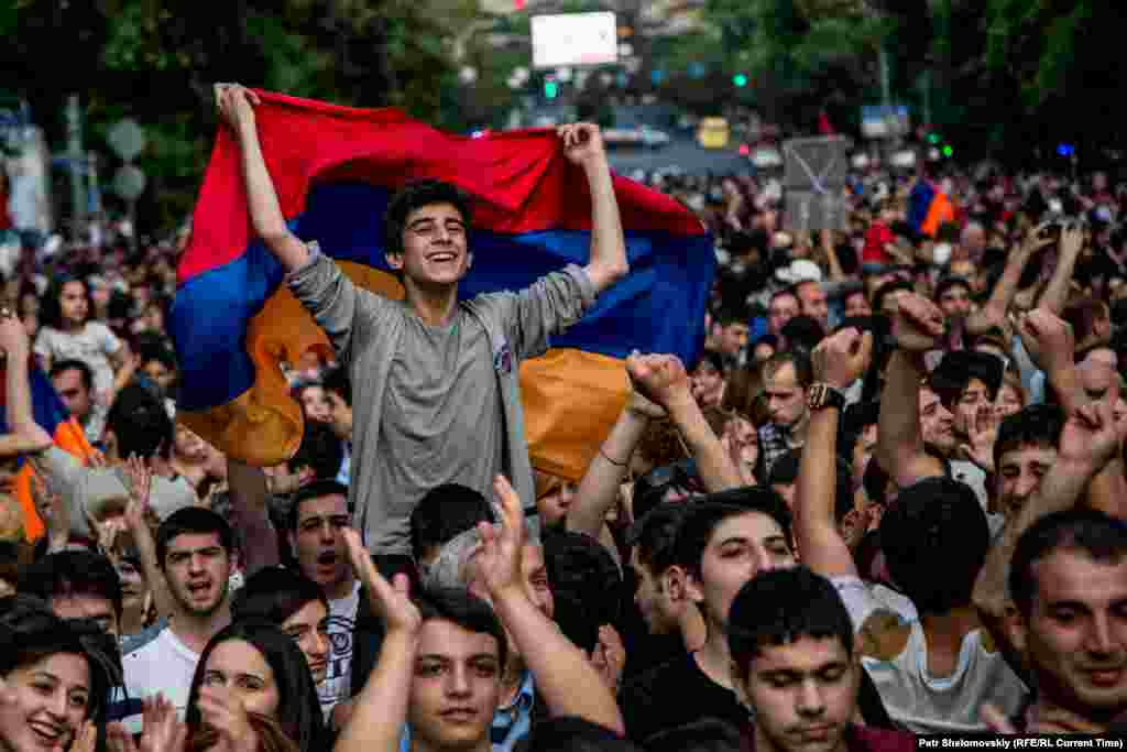 В июне в Армении проходила одна из крупнейших многодневных мирных акций под названием &quot;Нет грабежу&quot;. Жители различных городов съехались в Ереване чтобы выразить свое несогласие с поднятием цен на электроэнергию. В начале протестов власти разгоняли протестующих и журналистов водометами