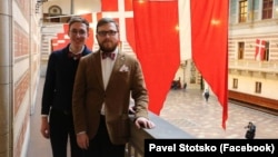 Евгений Войцеховский и его муж Павел Стоцко в ратуше Копенгагена