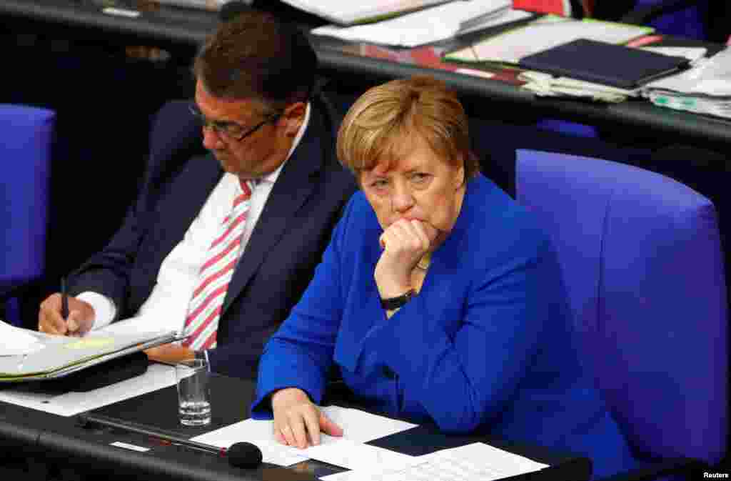 26 июня канцлер Германии Ангела Меркель&nbsp;предложила&nbsp;депутатам при голосовании о возможном разрешении однополых браков принимать решение самостоятельно &ndash; &quot;по зову совести&quot;.&nbsp;Сама Меркель&nbsp;голосовала&nbsp;против,&nbsp;объяснив, что для нее брак &ndash; &quot;это союз мужчины и&nbsp;женщины&quot; 