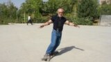 "Ненормальный" лонгбордист ломает стереотипы в Душанбе