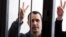 "Жыве Беларусь!" и "Верим, можем, переможем!" Белорусские политзаключенные реагируют на приговор