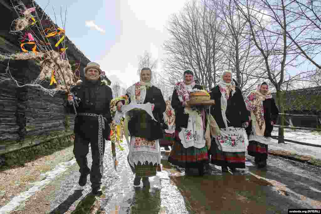 Жители белорусского села Страчицы колядуют на Масленицу
