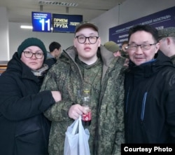 Никита Васильев и родные, провожающие его в армию