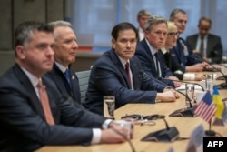 Госсекретарь США Марко Рубио рядом со спецпосланником США Стивом Уиткоффом встречается с украинской делегацией во время обсуждения плана США по прекращению войны в Украине. Женева, Швейцария, 23 ноября 2025 года. Фото AFP