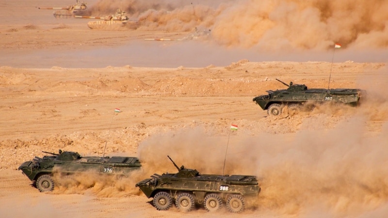 Putin v Kirgizistanu podpisal ključne sporazume o sodelovanju in poskusil igrati ljudsko glasbilo