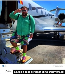 Российский бизнесмен Александр Копенкин у самолета