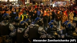 На Трубной площади, на Пушкинской и на Манежной протестующих встречали цепочки ОМОНа, однако участники мирного шествия не пытались вступать с ними в конфронтацию, а полицейские не применяли насилие. Фото: AP