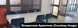 В миграционном хорватском лагере в Порине. "Кровать" на стульях.