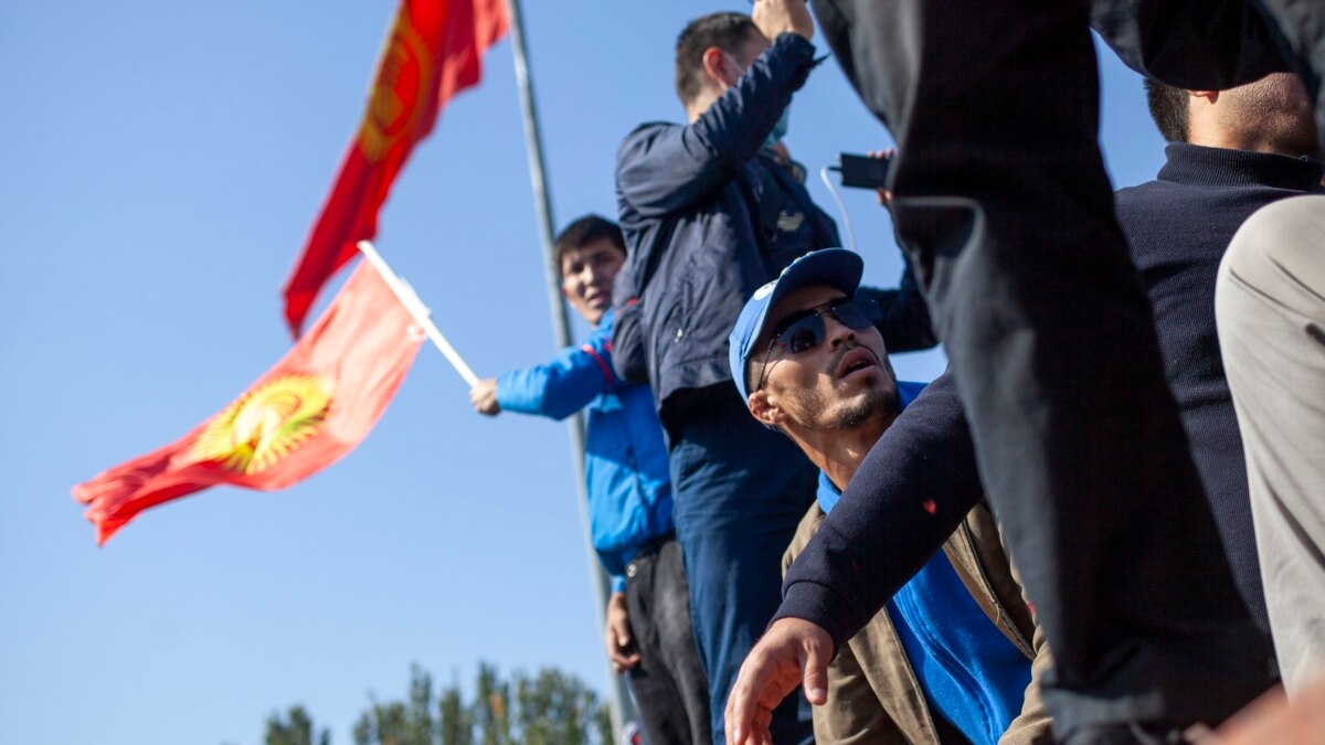 В Бишкеке столкновения и стрельба на митинге. Есть раненые