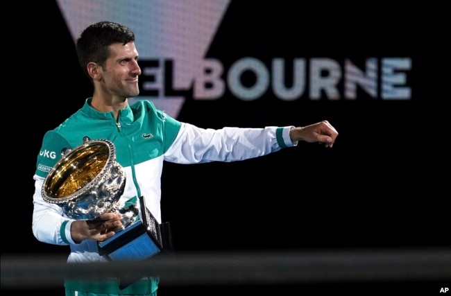 Новак Джокович после победы в Australian Open в феврале 2021 года. Фото: AP