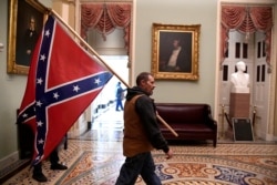 Сторонник Трампа с флагом Конфедерации в здании Конгресса