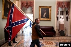 Сторонник Трампа с флагом Конфедерации в здании Конгресса