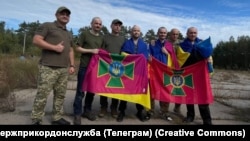 Денис Сторожук и другие освобожденные вместе с ним украинцы после обмена