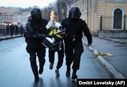 В отличие от Москвы, задержания в Санкт-Петербурге были массовыми. Фото: AP
