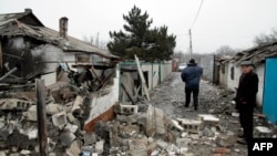 Жители одной из деревень в окрестностях Донецка, попавшей под обстрел 