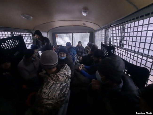 Задержанные в Москве мигранты из Таджикистана, ноябрь 2020 года