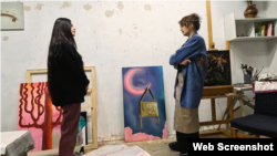 На картине изображен коран кап – футляр для Корана, украшенный традиционным крымскотатарским орнаментом