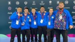 Игорь Жабаров (второй справа) во время Всероссийской спартакиады Специальной олимпиады по зимним видам спорта, Казань, 2021 год