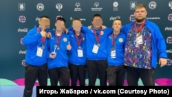 Игорь Жабаров (второй справа) во время Всероссийской спартакиады Специальной олимпиады по зимним видам спорта, Казань, 2021 год