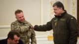 В 2014 году Сергей Коротких, воевавший в составе батальона "Азов", получил гражданство из рук президента Украины Петра Порошенко