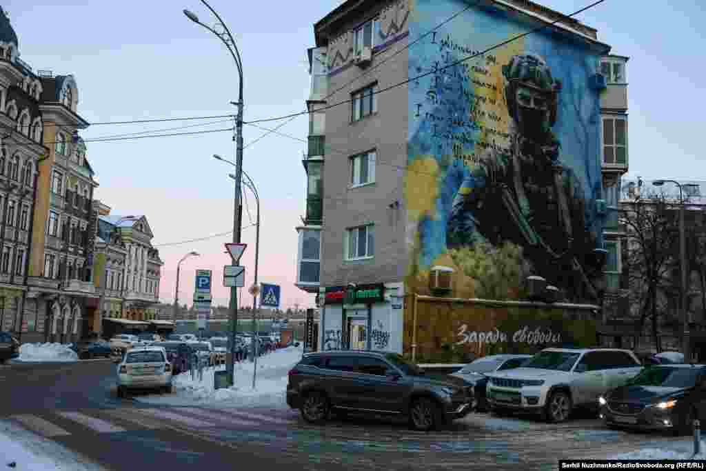 Мурал художественной группы Paint Hunters с изображением украинского защитника на стене дома на улице Игоревской, 16 в Киеве. Рядом с фигурой бойца – стихотворение украинского поэта Дмитрия Касянюка