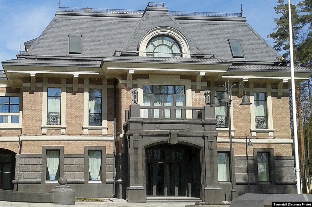 Вход в здание представительского корпуса в резиденции в Ново-Огарёве