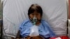 60-летняя пациентка с коронавирусной инфекцией в палате интенсивной терапии в больнице Джакарты, Индонезия, где активно распространяется штамм "дельта". 29 июня 2021 года. Фото: Reuters