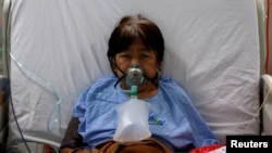 60-летняя пациентка с коронавирусной инфекцией в палате интенсивной терапии в больнице Джакарты, Индонезия, где активно распространяется штамм "дельта". 29 июня 2021 года. Фото: Reuters