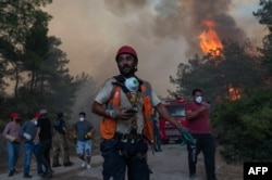 Тушение пожара в районе Мармариса, 2 августа 2021 года. Фото: AFP