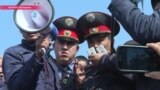 В Бишкеке сторонники оппозиции штурмовали здание КГБ