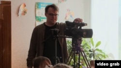 Павел Таланкин во время съемок в школе