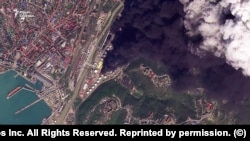 Дым от нефтяного пожара над Туапсе, снимок от 20 апреля 2026 года