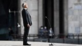 Знаменитый тенор Андреа Бочелли поет на пустой площади перед Миланским собором
