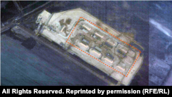 Спутниковый снимок от 18 декабря 2025 года: видна северная строительная площадка военного объекта. Обведены кружками 8 каркасных зданий, напоминающих ангары, а также защитные земляные валы