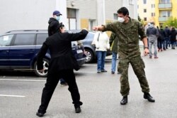 Тренчин, Словакия. Военный и местный житель приветствуют друг друга в очереди на тестирование. 31 октября 2020 года. Фото: Reuters