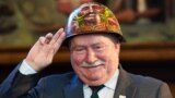 Бывший президент Польши Лех Валенса в каске с Евромайдана. Сентябрь 2014 года