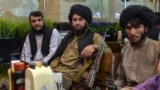 Участники группировки "Талибан" в ресторане в Кабуле, 26 августа 2021 года. Фото: AFP