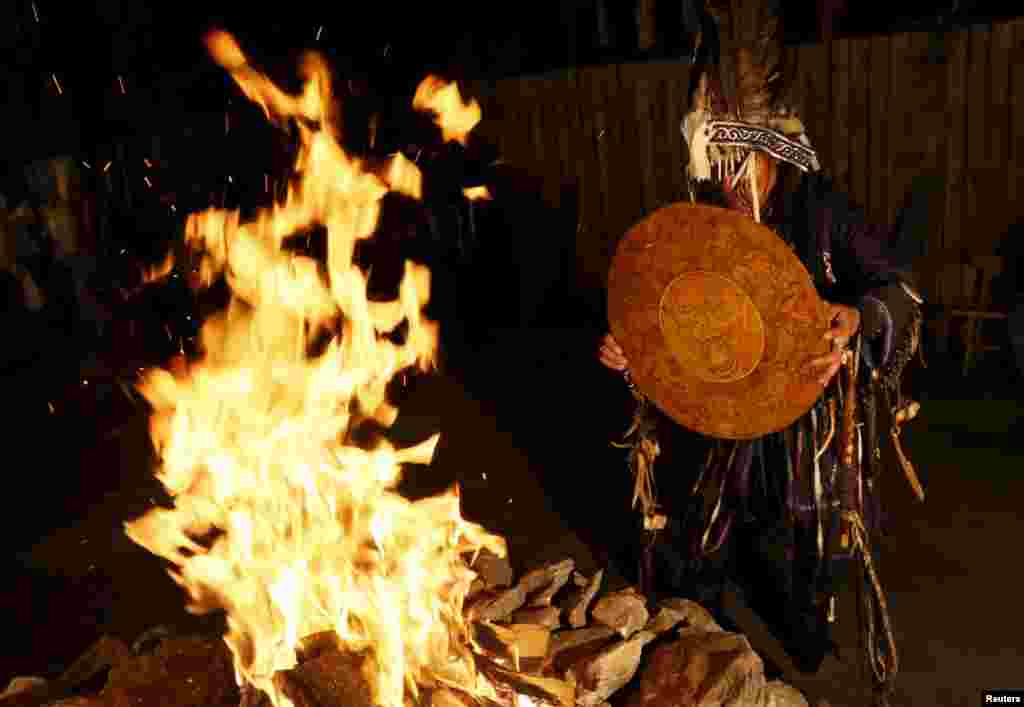 Во время камлания шаманы покачиваются, играют на бубне или варгане и поют специальные песни, что приводит их в состояние транса и позволяет &quot;связаться&quot; с предками