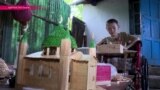 Мальчик-инвалид строит замки из ... палочек от мороженого