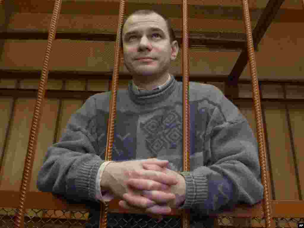 Россия также обменяла ученого в области атомной энергетики Игоря Сутягина. В 2004 году его приговорили к 15 годам тюрьмы по обвинениям в шпионаже в пользу спецслужб Великобритании, сам Сутягин эти обвинения отвергал. Но для того, чтобы его смогли обменять, а президент Медведев &ndash; помиловать, в 2010-м Сутягину пришлось признать вину