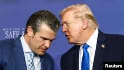 Дональд Трамп и министр войны США Пит Хегсет