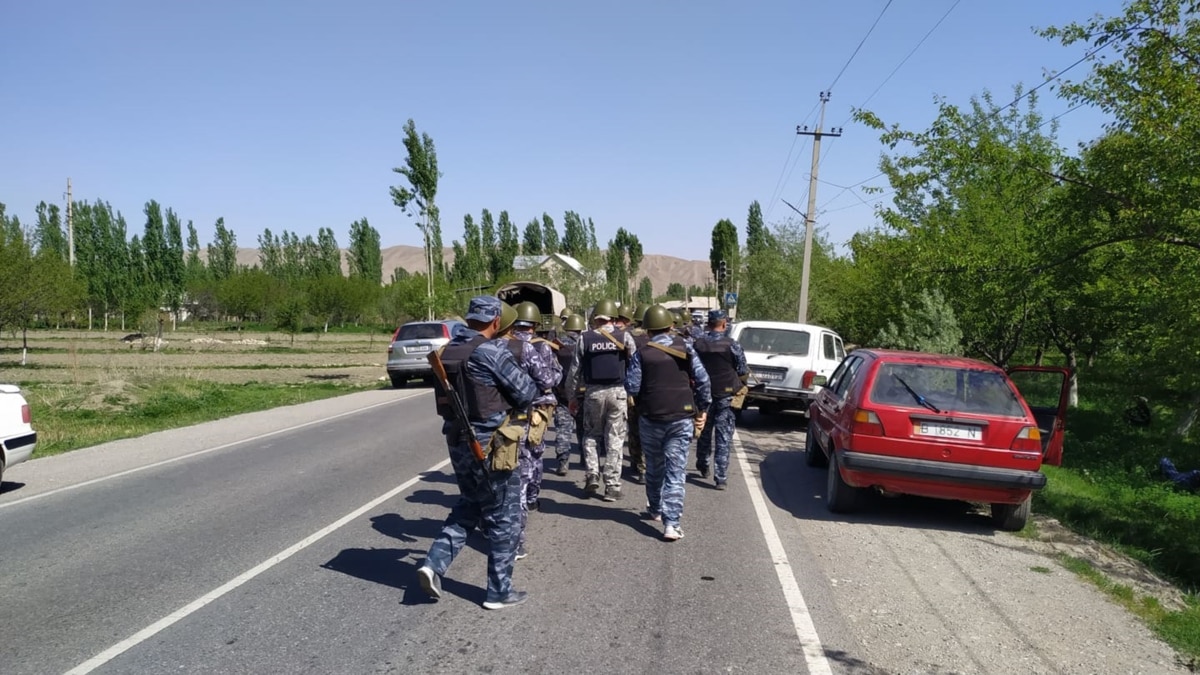 Кыргызстан обвинил Таджикистан в обстреле аэропорта Баткена. На границе  двух стран продолжаются столкновения