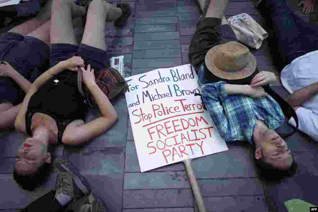 В Нью-Йорке протестанты устроили перформанс, в ходе которого они несколько минут лежали на земле с закрытыми глазами