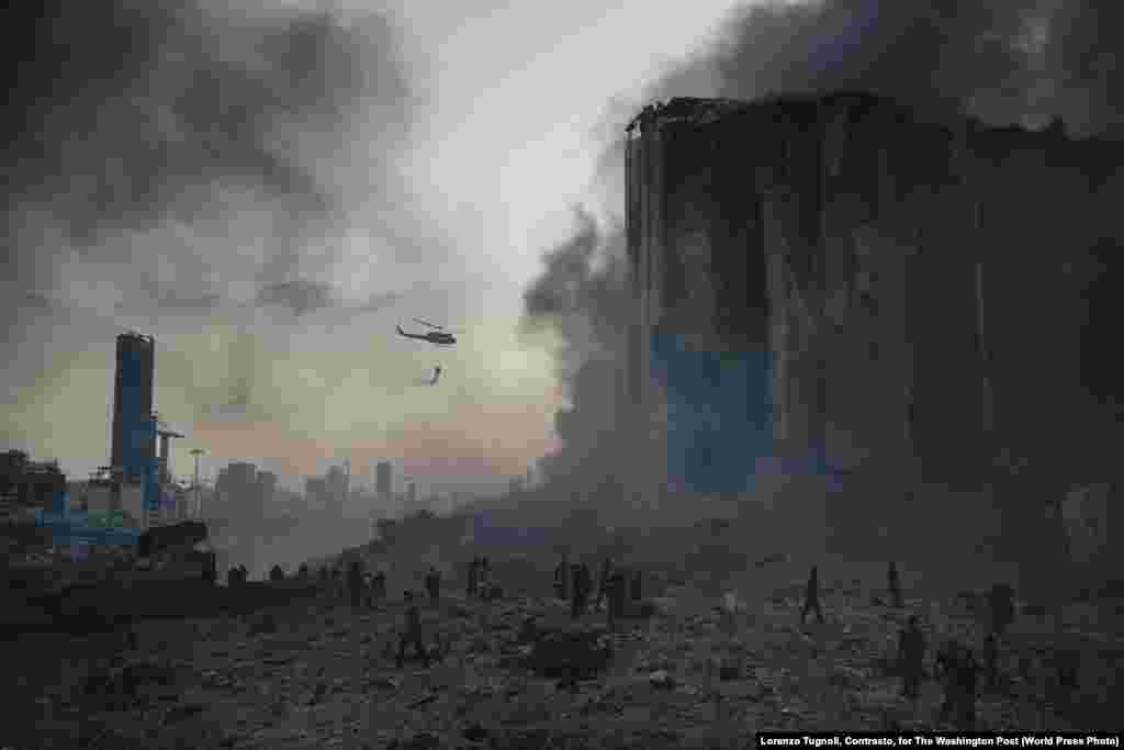 Снимок из фоторепортаж&nbsp;&quot;Взрыв в порту Бейрута&quot;. На месте катастрофы работают пожарные (4 августа 2020). Около десяти пожарных погибли на месте взрыва. Первое место в категории&nbsp;&quot;Срочные новости, фоторепортаж&quot;, автор &ndash;&nbsp;Лоренсо Тугноли