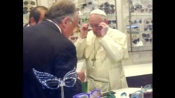 Папа Франциск зашел в магазин в Риме за очками