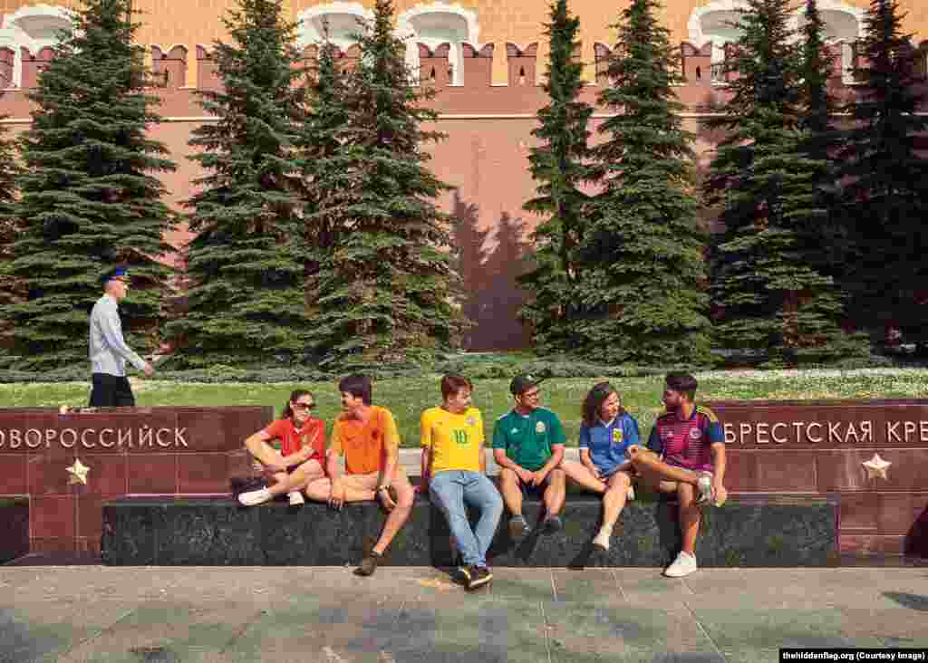 Молодые люди у памятника городам-героям у Могилы Неизвестного Солдата у стен Кремля