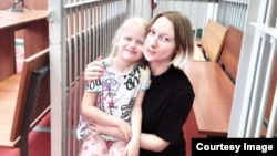 Полина Евтушенко с дочерью Алисой в суде, август 2024 года