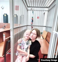 Полина Евтушенко с дочерю Алисой в суде, август 2024 года