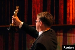 Павел Таланкин держит "Оскар", во время церемонии вручения премии в Голливуде, Лос-Анджелес, Калифорния, США, 15 марта 2026 года. Фото REUTERS