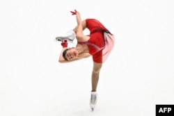 Аделия Петросян из России выступает в произвольной программе женского турнира по фигурному катанию на чемпионате России 2026 года в Санкт-Петербурге. Фото AFP, 20 декабря 2025 года